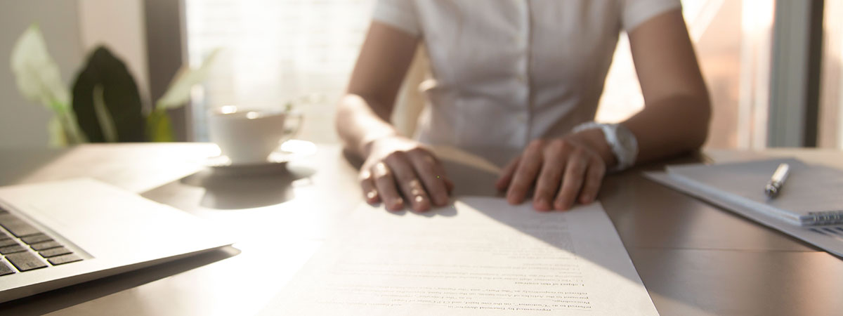 Persona sentada en un escritorio de oficina.