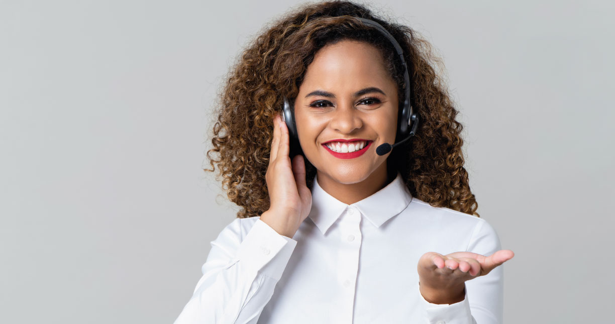 Mujer sonriendo con audífonos de diadema