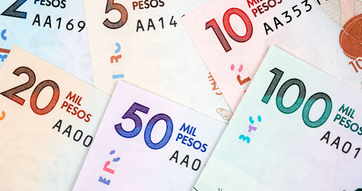 Billetes colombianos apilados